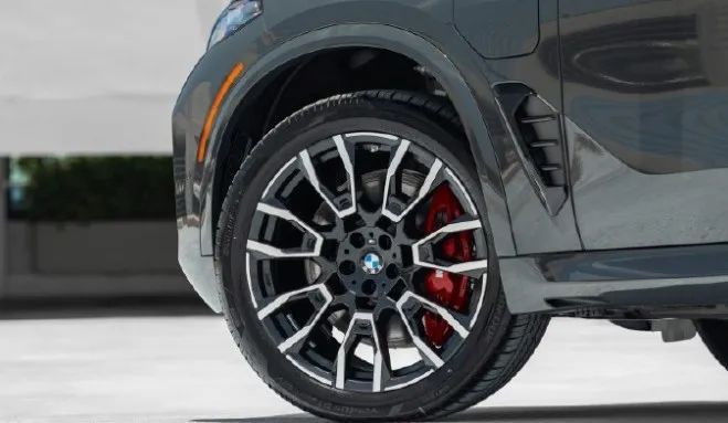 2026款宝马 X5，黑化设计，搭载3.0T插电混动，纯电续航61km！